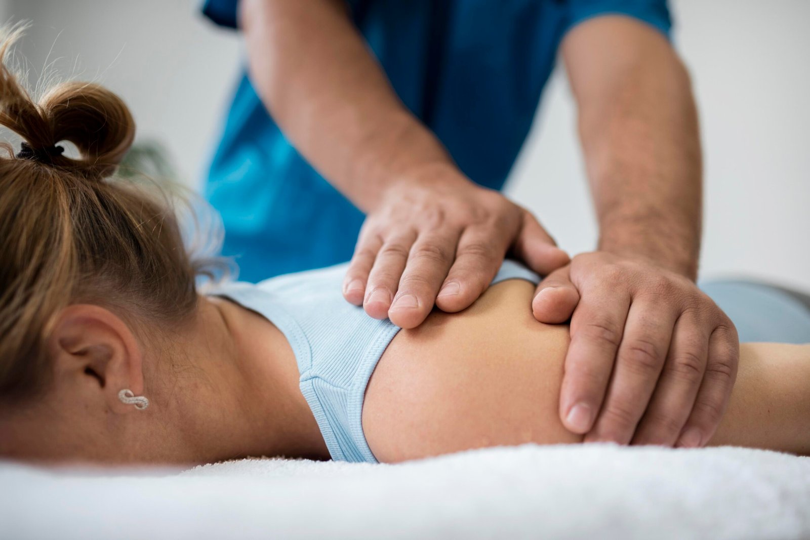 patoient de osteopatia recibiendo masaje de tratamiento